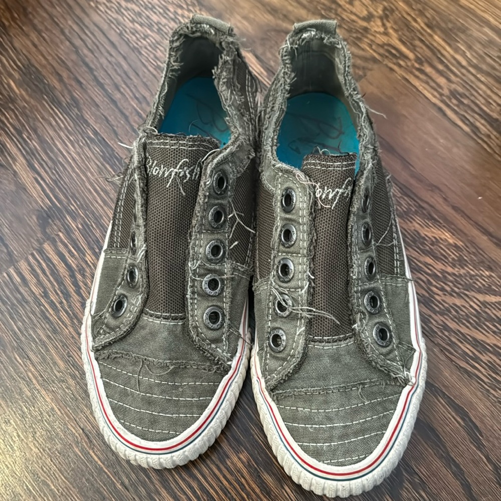 Blowfish women’s sneakers size 6